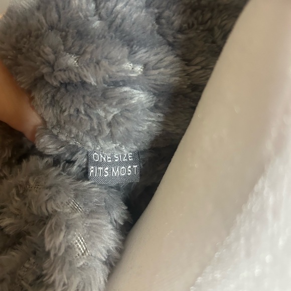 Legacy Women's Luxurious Gray Plush Robe - Picture 5 of 6